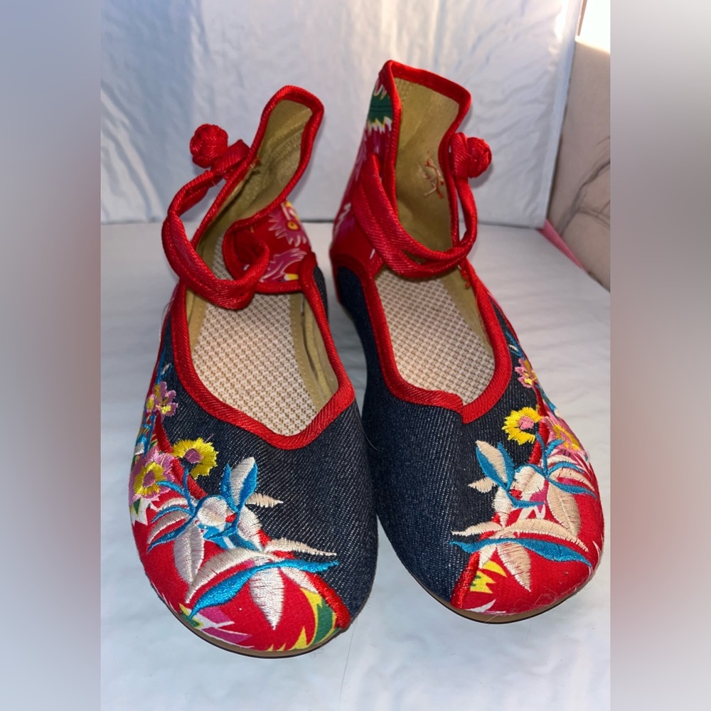 Colorful embroidered women’s flat shoes